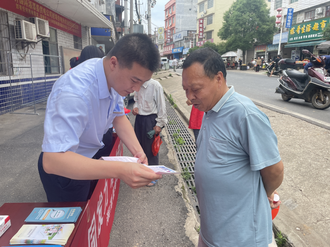 湘潭天易農(nóng)商銀行錦石支行聯(lián)合鄉(xiāng)政府開展存款保險宣傳活動