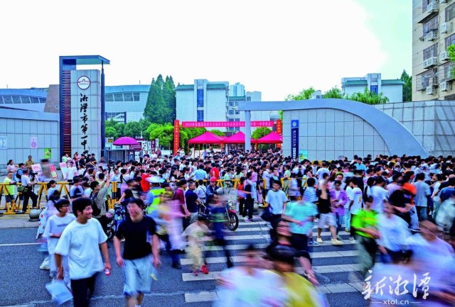 晨光跃龙门 万卷开新篇——湘潭2025高考现场直击