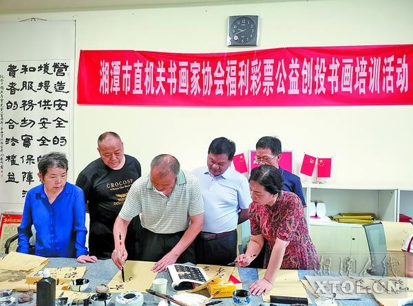 600-2023-07-22～1｜书画爱好者共同切磋。｛｝（本报记者｛｝谷桔｛｝摄）12f4.jpg