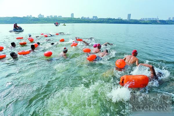 600-2023-08-09～1｜选手们在江面上劈波斩浪。21a3.jpg