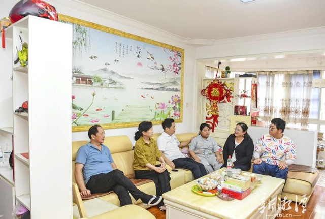 600-xxt2023-09-04～1｜潘红艳（右二）大家庭每个周末都会聚在一起，其乐融融。（本报记者｛｝方阳｛｝摄）189f.jpg