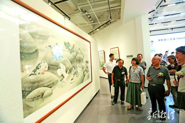 600-xxt2023-09-12～1｜罗胜利工笔花鸟画展吸引许多市民前来参观。｛｝（本报记者｛｝陈旭东｛｝摄）3b94.jpg
