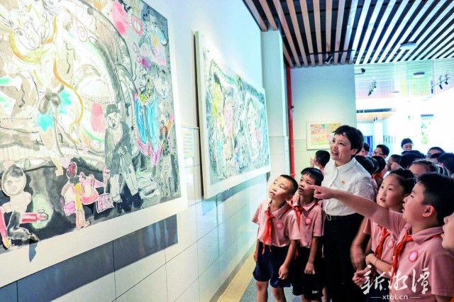 600-xxt2023-09-14～1｜九华风车坪雅爱小学师生参观巡展作品。（本报记者｛｝洪静雯｛｝摄）6ce2.jpg