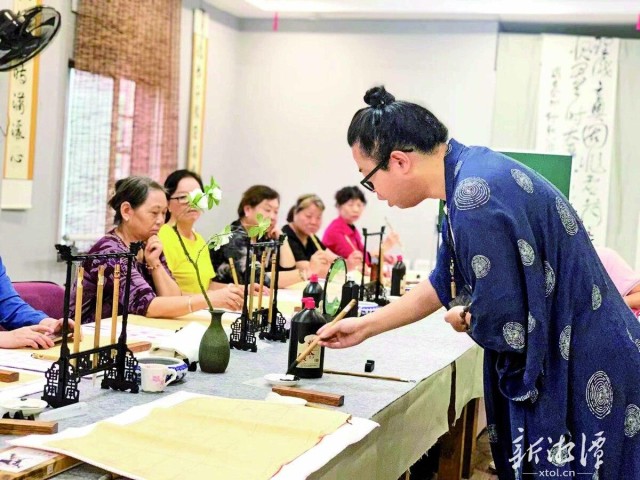 600-xxt2023-10-23～1｜雨湖区高岭社区老年学校书法班学员正在上课。｛｝（本报记者｛｝吴珊｛｝摄）2885.jpg