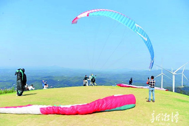 600-xxt2023-10-27～1｜游客在天马山户外露营基地体验滑翔伞项目。｛｝｛｝｛｝｛｝（本报记者｛｝方阳｛｝摄）e96f.jpg