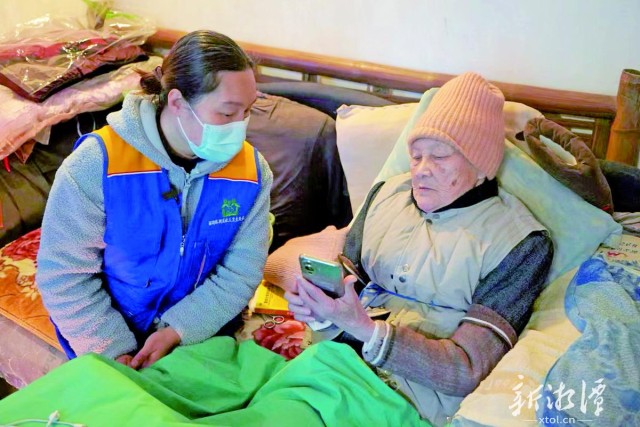 0745052984783932.jpg 600-xxt2024-02-23~1|作为一名家庭医生,彭娟经常下社区为居民开展健康服务。 (本报记者 王超 摄)1485.jpg
