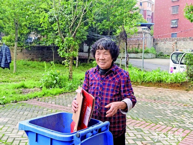 0641195402022069.jpg 600-xxt2024-04-15~1|拾荒老人周桂英。 (本报记者 李容容 摄)1260.jpg