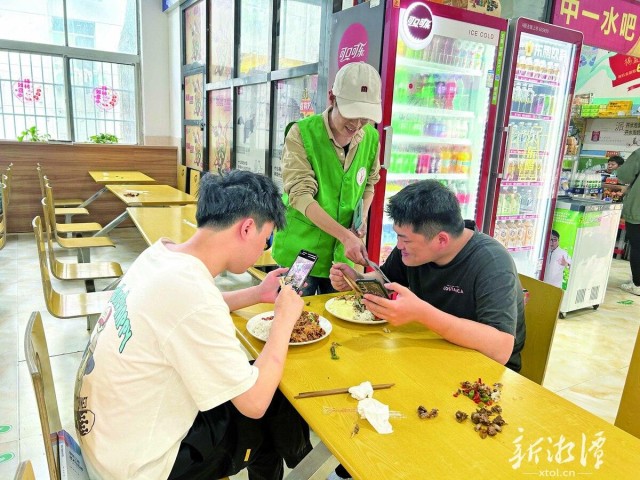 600-xxt2024-05-22～1｜社区志愿者深入高校发放“光盘行动”倡议书。 （本报记者 李容容 摄）31ce.jpg