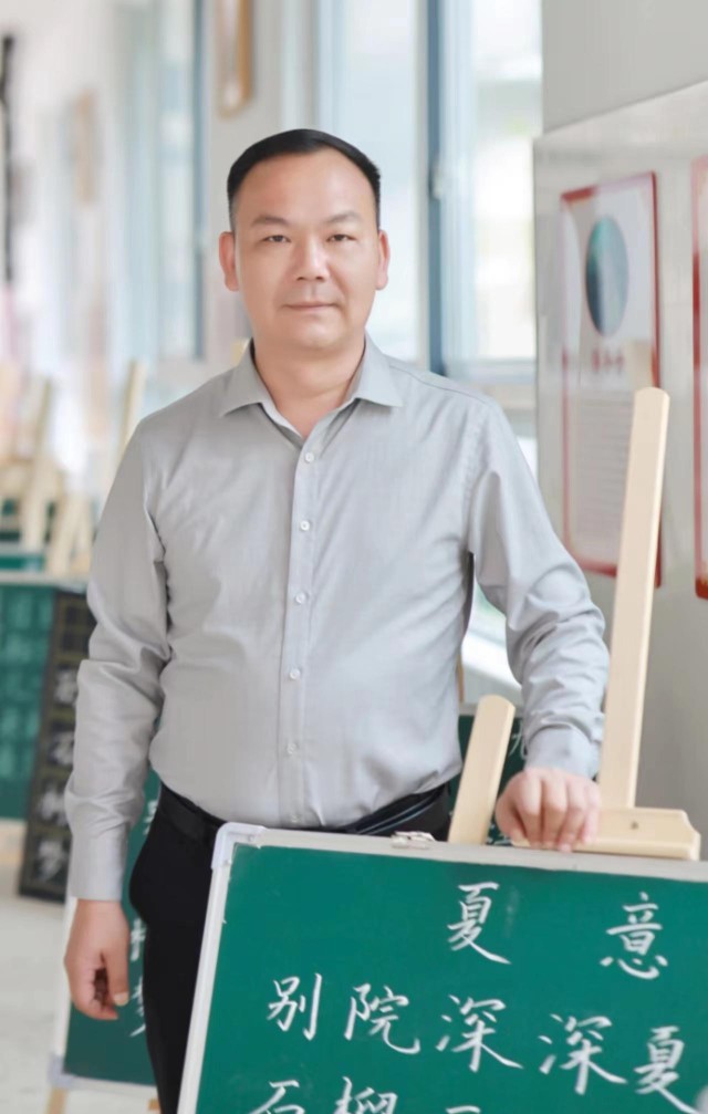 邓向阳  湖南师范大学附属九华步步高小学党支部书记、校长.jpg