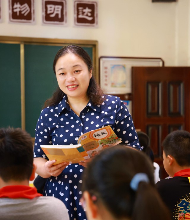 郭玲 岳塘区火炬学校教育集团校长.jpg