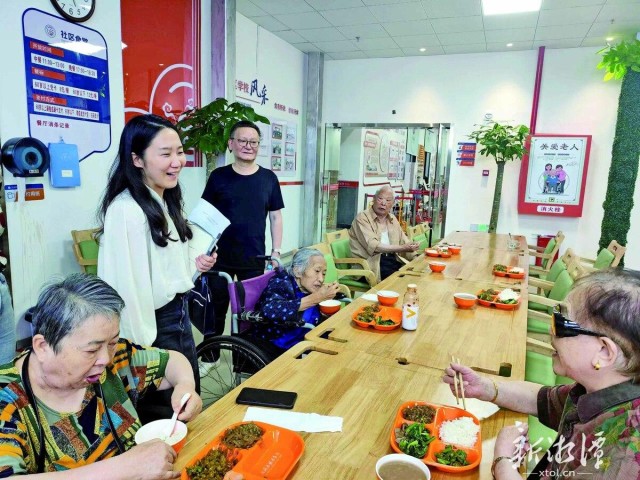 600-xxt2024-06-25～1｜派驻纪检监察组干部在罗祖殿社区食堂督查食堂运营管理情况。7e7e.jpg