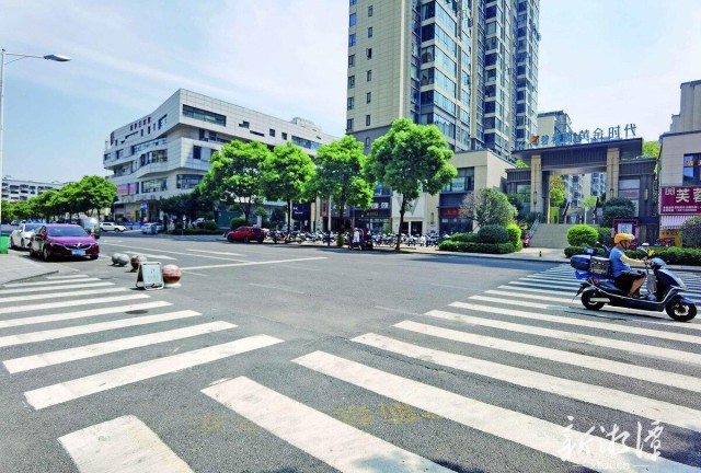 600-xxt2024-08-30～1｜碧桂园黄金时代小区西门新施划的斑马线十分醒目。 （本报记者 丁玉洁 摄）a0b4.jpg