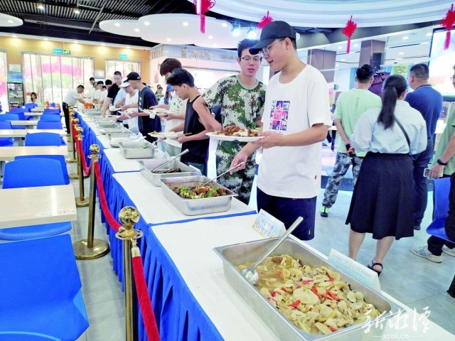 600-xxt2024-09-09～1｜图为新生们依次选取湘潭美食。（本报记者 武慧 摄）8264.jpg