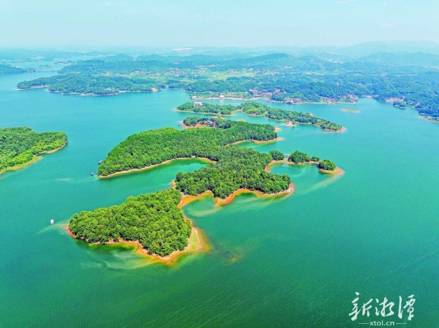 600-xxt2024-10-18～1｜水府庙水库岛屿星罗棋布，风景旖旎，被誉为“天下水府，人间瑶池”。 （本报记者 李新辉 摄）3579.jpg