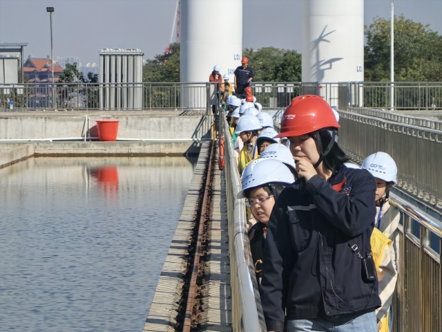 小记者实地参观水厂。.png