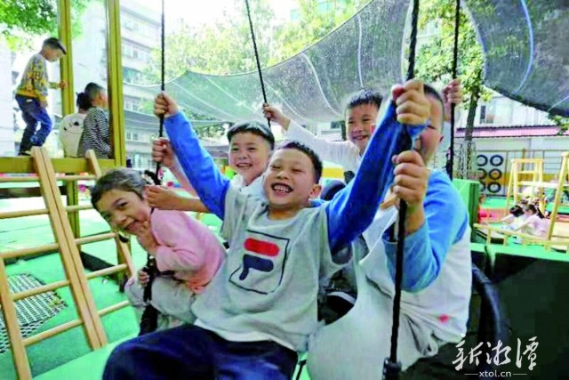 600-xxt2024-12-26～1｜湘潭市第一幼儿园的孩子们在玩户外游戏。（本报记者 欧阳天 摄）6e46.jpg