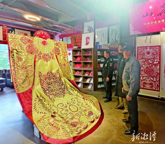 600-xxt2024-12-30～1｜市民朋友驻足观展。 （本报记者 谷桔 摄）b100.jpg