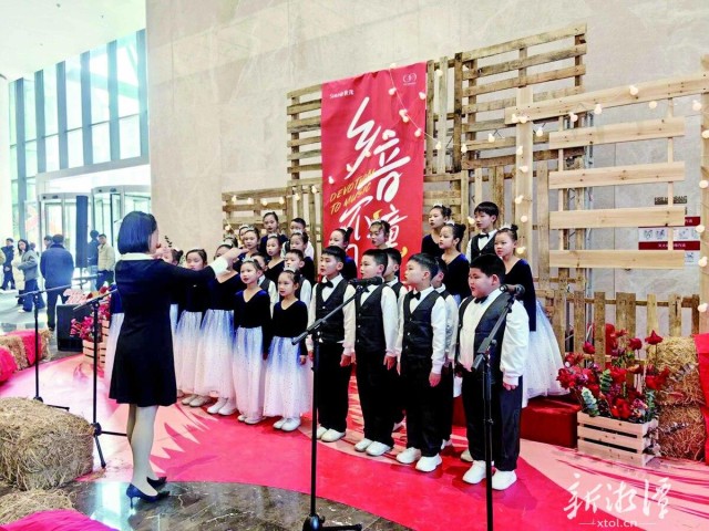600-xxt2025-01-07～1｜孩子们在表演《古诗联唱》。（由采访单位提供）0ebb.jpg