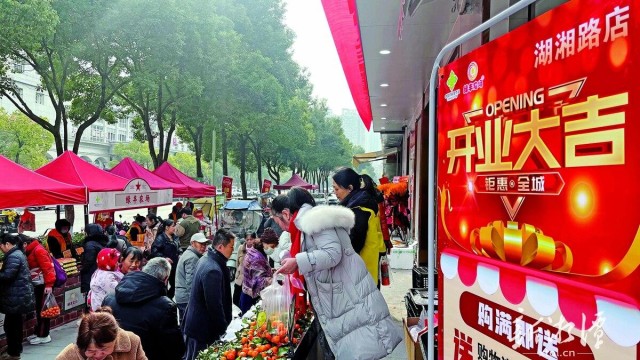 600-xxt2025-01-08～1｜前往绿丰农场湖湘路店购物的市民络绎不绝。（本报记者 李新辉 摄）4766.jpg