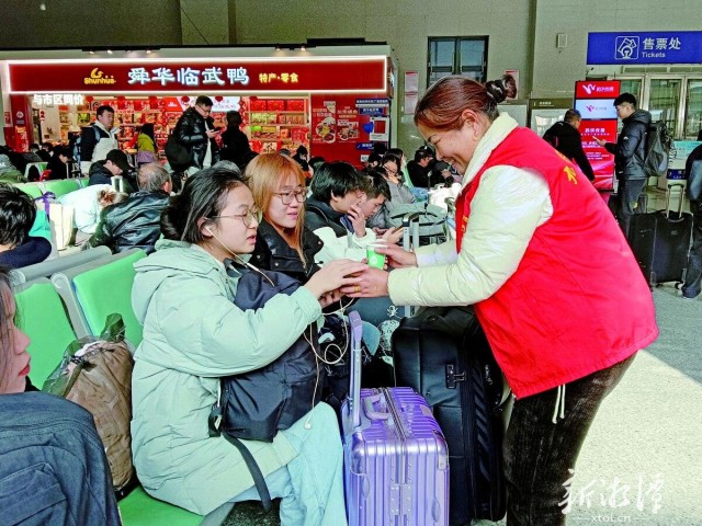 600-xxt2025-01-15～1｜志愿者为旅客送上热乎乎的姜茶。8acc.jpg