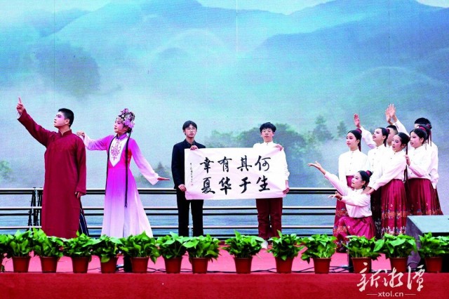 600-xxt2025-01-16～1｜湘潭市九华中学举行“九华筑梦 强国有我”元旦文艺汇演。（本报记者 欧阳天 摄）92ab.jpg