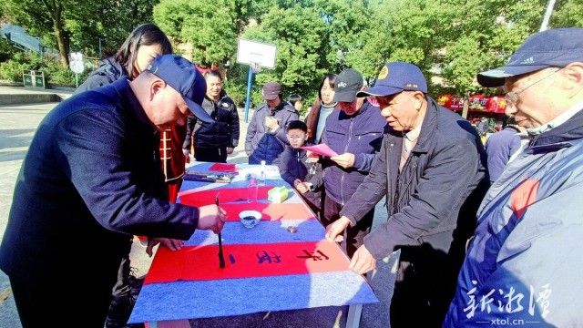600-xxt2025-01-18～1｜迎新春送春联活动现场。 （本报记者 杨阳 摄）a1d1.jpg