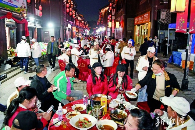 600-xxt2025-01-23～1｜窑湾张灯结彩，市民、游客共享美食，充满浓浓年味。 （本报记者 罗韬 摄）0d9d.jpg