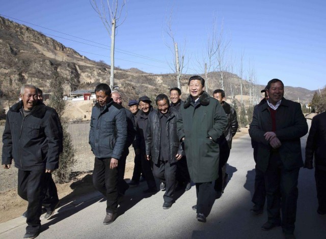 2015年2月13日，农历羊年春节来临之际，习近平在陕西延安市延川县文安驿镇梁家河村调研时同村民边走边聊。.jpg