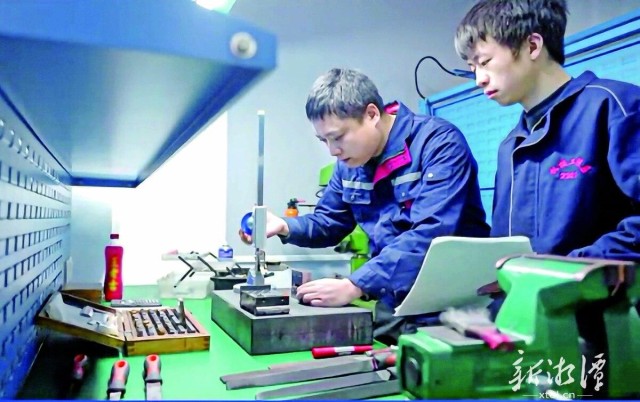 600-xxt2025-02-20～1｜湘潭科技职业学院教师、全国优秀教师袁波为学生示范零件打磨。 （本报记者 欧阳天 摄）892e.jpg