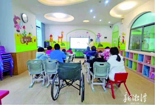 600-xxt2025-03-05～1｜孩子们正在教室听特教老师讲课。（吴珊 摄）135b.jpg