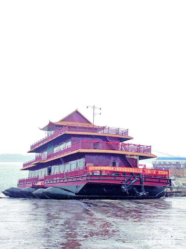 600-xxt2025-03-07～1｜“万楼01号”趸船顺利下水。 （本报记者 谭涛 摄）af75.jpg