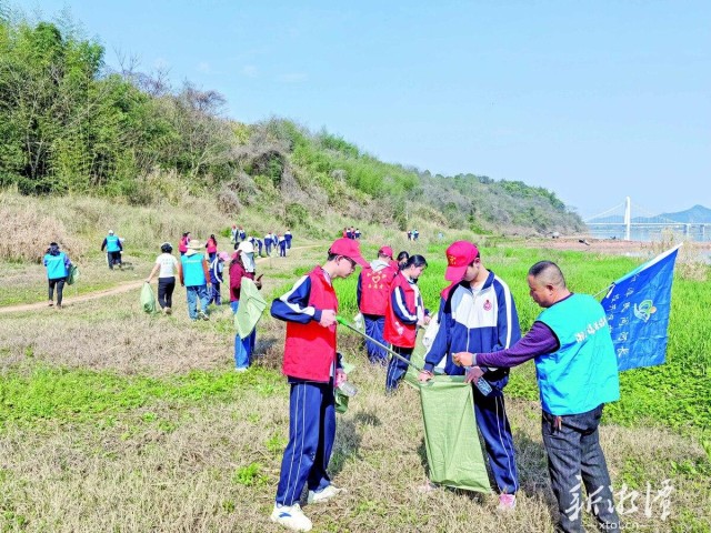 600-xxt2025-03-25～1｜“保护母亲河”志愿服务联合行动现场。40eb.jpg