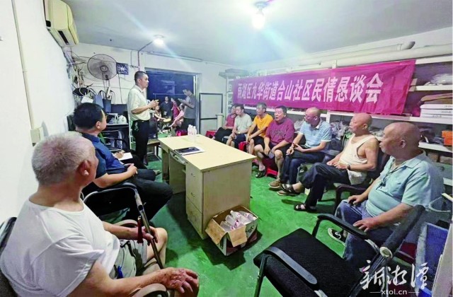 600-xxt2025-03-25～1｜“周四夜话”共同协商小区治理难题。 （图片由被采访单位提供）a05b.jpg
