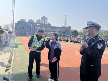 湘潭市工贸中专：警校联动开启“交通安全必修课”327.png