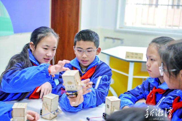 600-xxt2025-03-27～1｜张宋恩（左二）与小伙伴们一起做科学实验。（本报记者 欧阳天 摄）7790.jpg