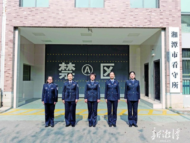 600-xxt2025-03-28～1｜女子中队的合影从来都到不齐。（刘志 摄）7618.jpg