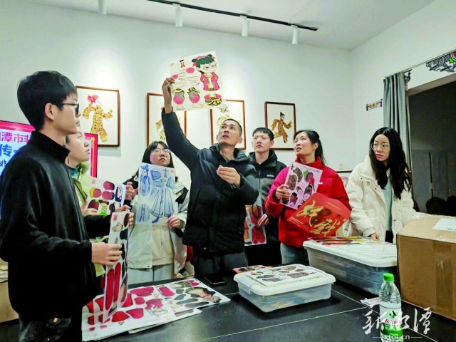 600-xxt2025-04-01～1｜吴渊（右4）与高校师生在研究纸影文创产品。（本报记者 刘建强 摄）2785.jpg