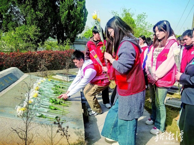 600-xxt2025-04-02～1｜活动现场，人们向逝者献花、放飞气球表达思念。 （本报记者 吴珊 摄）ef6e.jpg