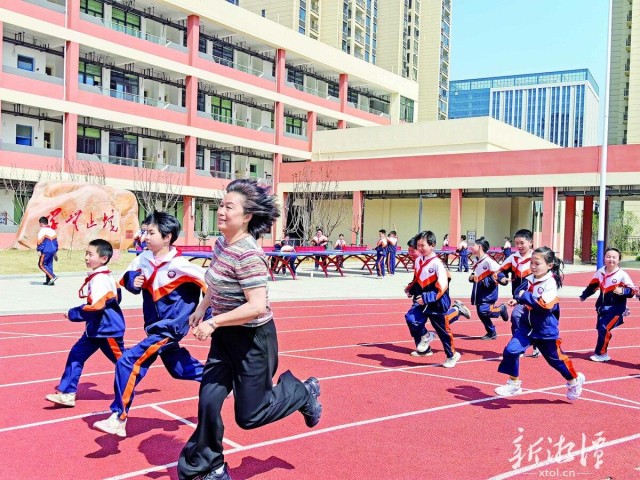 600-xxt2025-04-03～1｜韶山市高新小学校长李玉与学生一起跑步。08c4.jpg