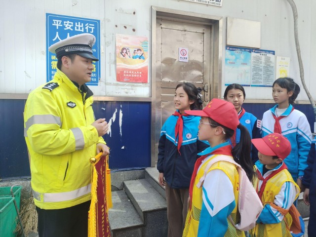 小记者在采访交警叔叔。（学校供图）.jpg