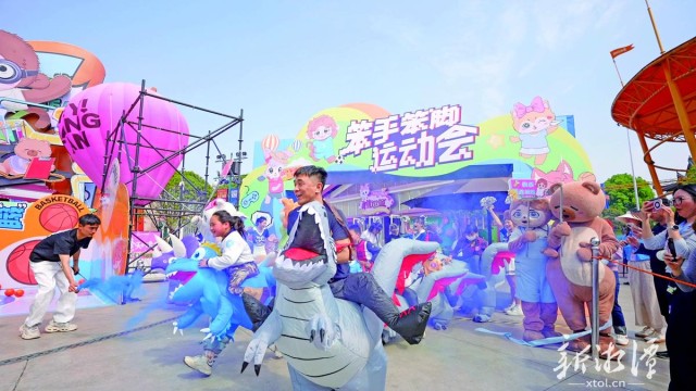 600-xxt2025-04-07～1｜清明假期，万楼·青年码头推出一系列主题活动，融合亲子互动、趣味闯关、元宇宙科技等内容，吸引众多市民游客前来参观体验，尽享这场传统文化与现代运动激情碰撞的醒春运动盛宴。（本报记者 方阳 摄）dfac.jpg