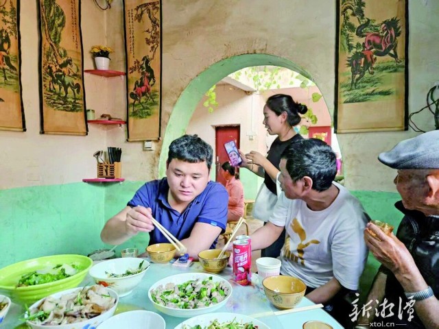 600-xxt2025-04-08～1｜陈院龙一家团聚后一起用餐。（图片由湘潭市救助管理站提供）f9b4.jpg