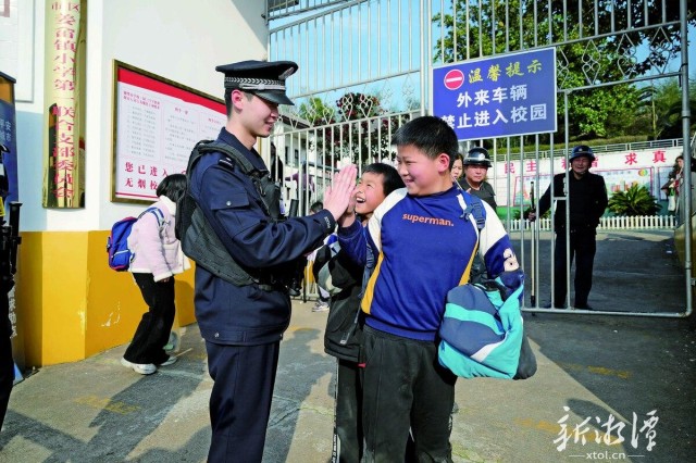 600-xxt2025-04-09～1｜护学岗民警和学生互动。（通讯员 黄连香 摄）c289.jpg