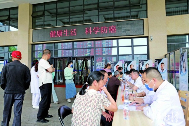 600-xxt2025-04-22～1｜湘潭县人民医院肿瘤防治宣传周活动现场。（朱艺 摄）a432.jpg