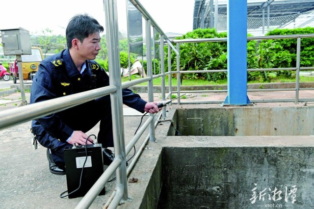 600-xxt2025-04-22～1｜马超在河东污水处理厂用fid便携式氢火焰离子化检测仪对有机废气进行现场检测。 （本报记者 陈旭东 摄）3476.jpg