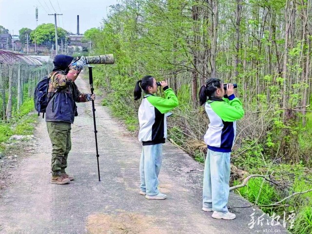 600-xxt2025-04-25～1｜裴育林和孙女们在鹭林观鸟。 （本报记者 陈静 摄）f02f.jpg