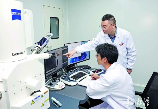 600-xxt2025-05-19～1｜周彤在指导技术人员开展新型电池材料实验。（本报记者 李新辉 摄）111d.jpg