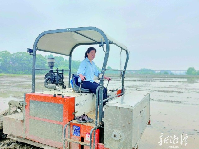 600-xxt2025-05-22～1｜彭水平操作农机春耕。 （图片由受访者提供）e5b6.jpg