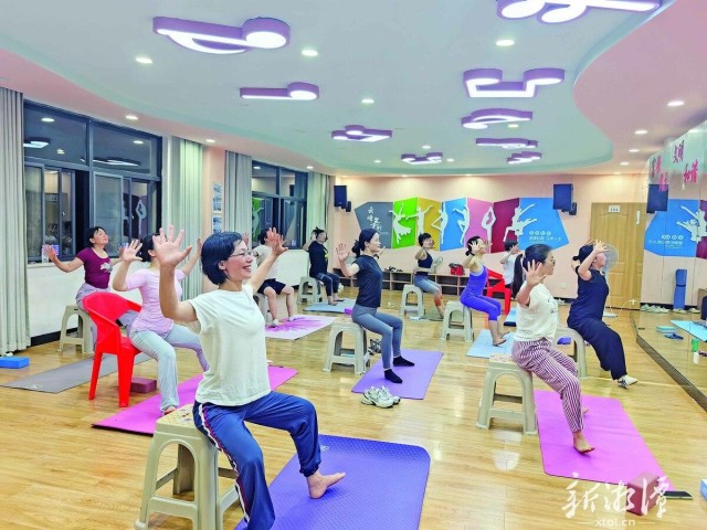 600-xxt2025-05-28～1｜青年夜校成为云峰社区居民的“能量加油站”。（本报记者 丁白玉 摄）7ee1.jpg