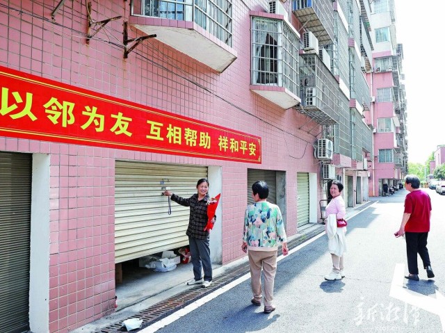 600-xxt2025-05-28～1｜云龙山庄小区邻里之间，一派欢乐和睦氛围。（本报记者 李新辉 摄）0058.jpg